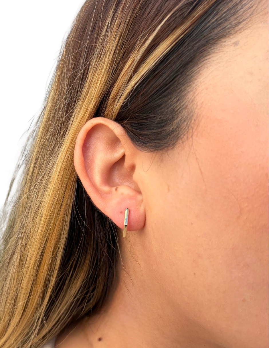 Aretes cortos octagonal Mancini oro 10 K con acabado pulido